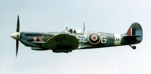 Модель истребителя Supermarine Spitfire выполнена из деталей двигателя Rolls-Royce