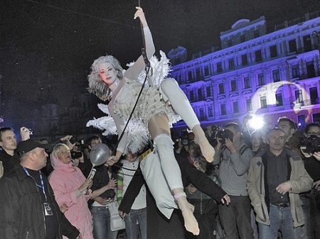 "Французская весна": ангелы засыпали Киев тонной перьев. ФОТО