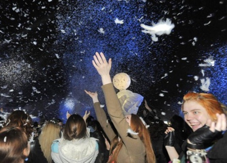 "Французская весна": ангелы засыпали Киев тонной перьев. ФОТО