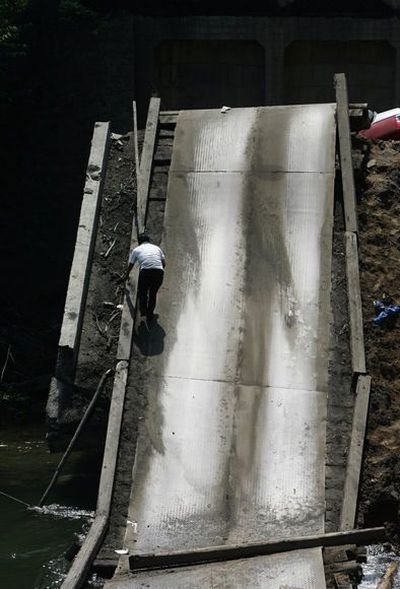 Мост обрушился из-за большого веса грузовика (7 фото)