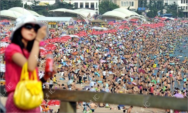 Китайцы на пляже (10 фото)
