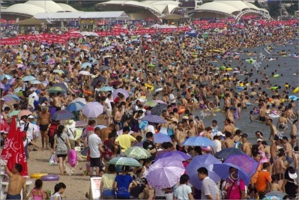 Китайцы на пляже (10 фото)
