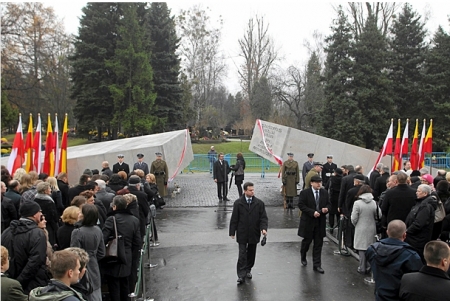 В Польше открыт памятник погибшим в катастрофе Ту-154
