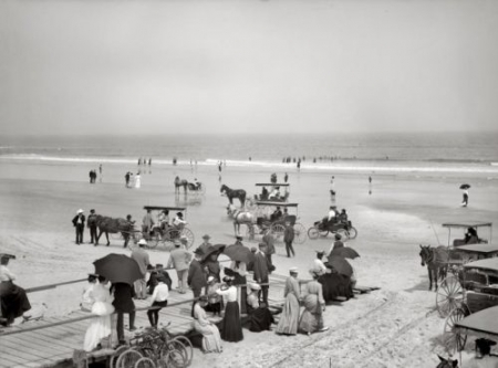 Как отдыхали на пляже сто лет назад