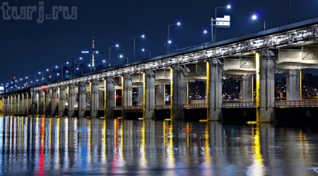 Южная Корея, Сеул: Мост Банпо (Banpo) - мост, превращенный в фонтан