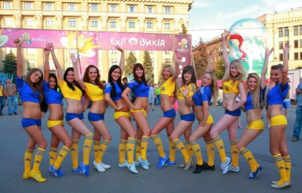 Украинки эротично поддержат сборную