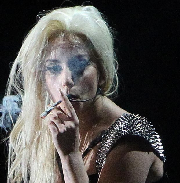 Безсоромна Lady Gaga викурила "косяк" прямо на сценi в Амстердамi (вiдео)