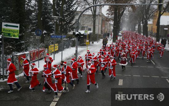Забег Санта-Клаусов в Германии
