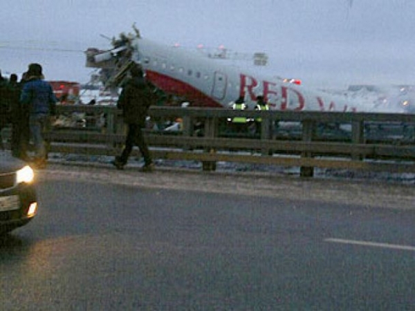 В московском аэропорту "Внуково" разбился самолет: Четыре человека погибли (фото)